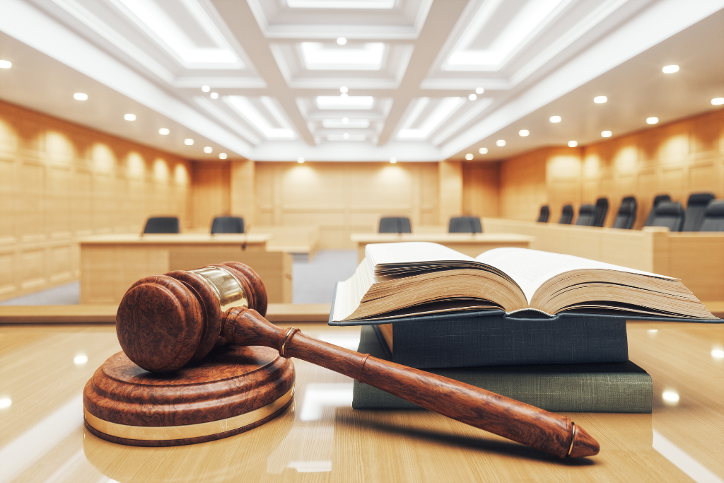 Gerichtssaal mit Richterhammer als Zeichen für Urteile im Bereich Zeiterfassung