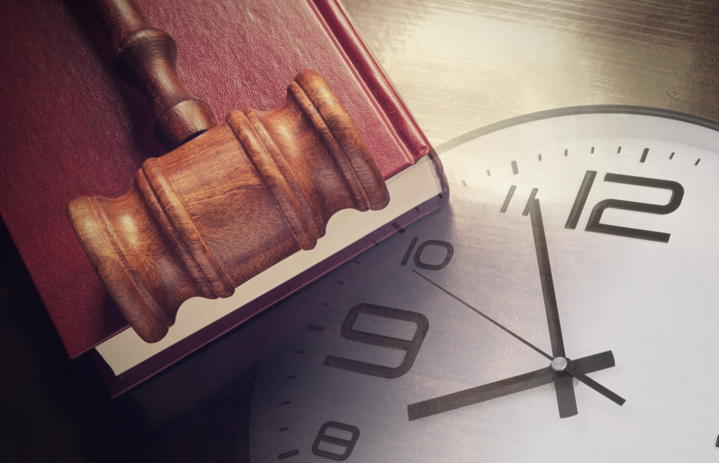 Uhr und Gerichtshammer als Zeichen für das Arbeitszeiterfassungsgesetz